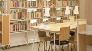 책과 열람석이 마련된 도서관